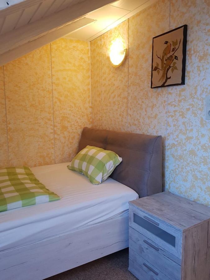 Sonnige Ruhige Dachzimmer Inkl Wifi Plus Kaffee Mit Wg Dusche Und Neuer Kueche Lörrach Eksteriør bilde