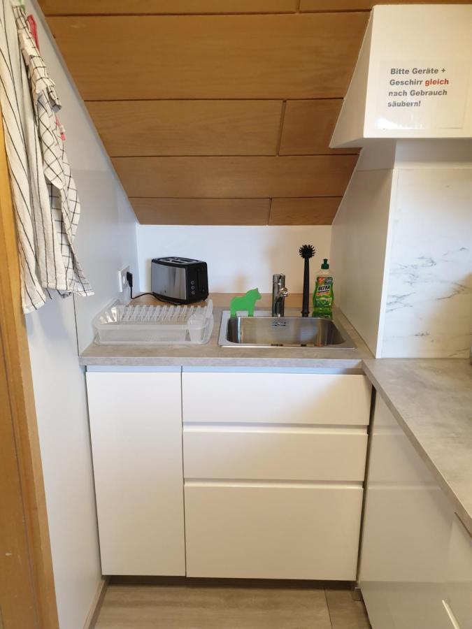 Sonnige Ruhige Dachzimmer Inkl Wifi Plus Kaffee Mit Wg Dusche Und Neuer Kueche Lörrach Eksteriør bilde